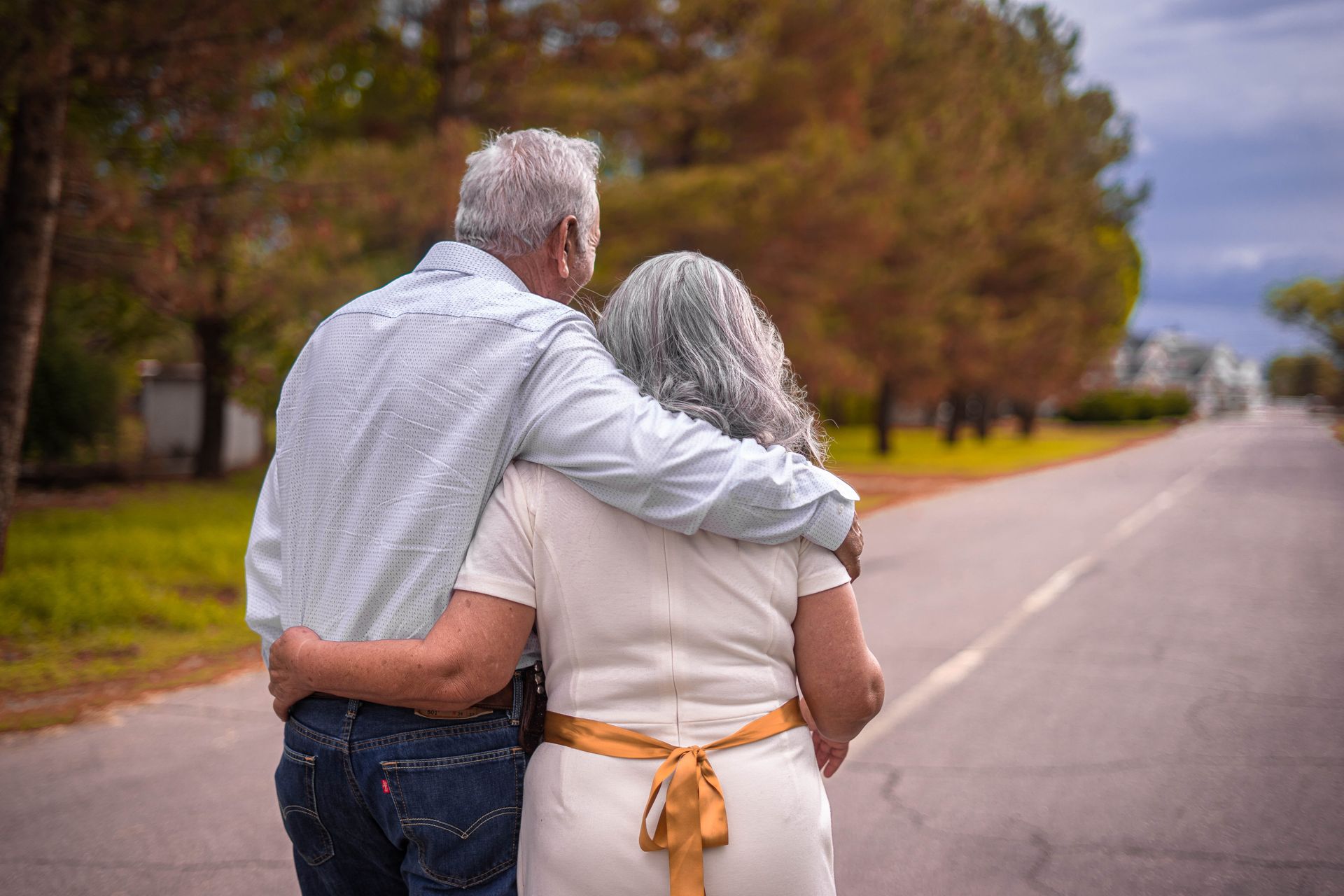 Ett äldre par går på vägen och har tagit lån med Direkto